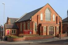 Picture of a sunlit Sunniside Methodist Church from the street