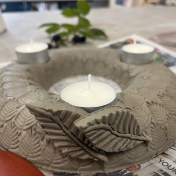 Round clay wreath with centre candle and two tealights